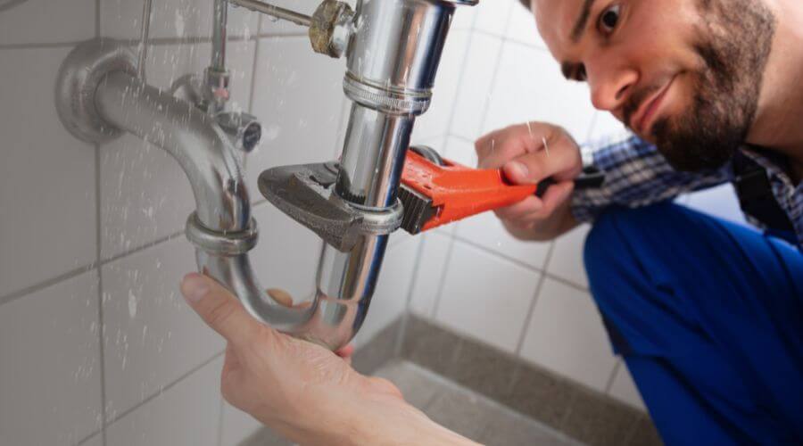 Expert burst pipe repair services in Utopia, TX